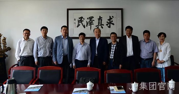 J9集团官网董事长颜贻意（左四）考察中国海洋大学